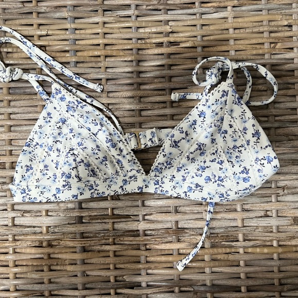 Hollister Swim size small Floral Triangle Bikini Top, EUC, feminine, dainty - Picture 1 of 6